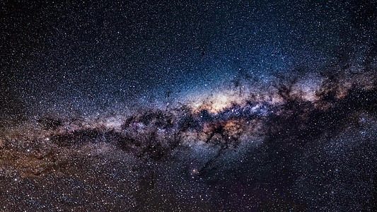 夜晚风景 山上有多彩的银河和黄光 夏季星空与山丘相伴 美丽的宇宙 空间背景摄影太空火花蓝色天文天文学冒险气氛墙纸勘探图片
