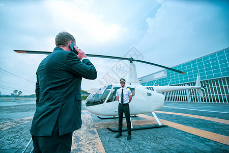 在机场旅行的商务人士 国际机场的商务人士前往航站楼进行飞机旅行-流动性概念和航空航天业航班连接图片