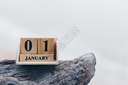 木砖块显示 1 月 1 日或元旦的日期和月历 庆祝和假期长周末季节数字商业框架庆典日记工作办公室白色桌子生日图片