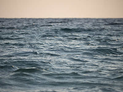 蓝色海浪地平线波纹涟漪泡沫液体海洋阳光反射旅行海滩冲浪图片