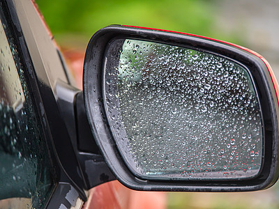 窗户雨背面反光镜 有雨滴反思水滴天气眼镜反射车辆下雨旅行交通街道背景