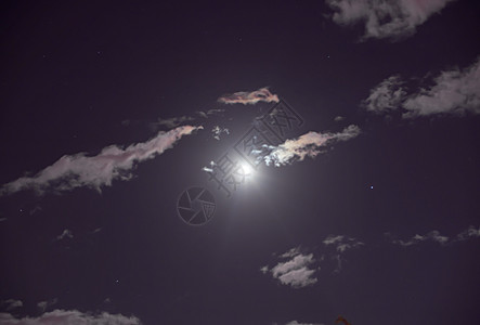 满月在天空中 有云彩蓝色时间宇宙月球戏剧性月光场景星星卫星天文学图片