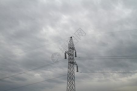 电线对着巨大的乌云图片