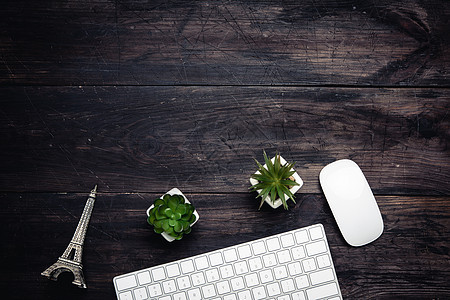白色无线键盘和鼠标在木制棕色桌顶视图上工作职场技术植物绿色老鼠桌子商业工作室电脑图片