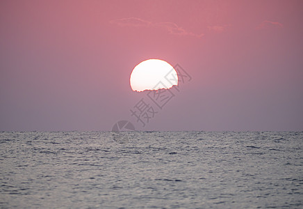 大太阳过海日出日落反思太阳地平线海浪海岸支撑热带假期旅游图片