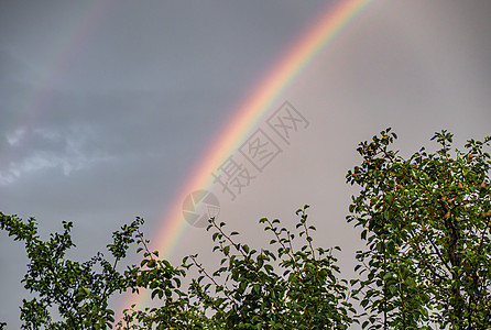 云彩中的彩虹空气晴天场景季节蓝色上帝高颜值阳光墙纸环境图片