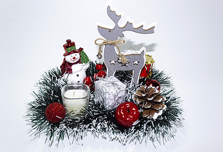 带有雪人 锥壳和蜡烛的自制圣诞装饰品图片