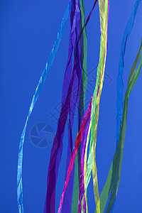 漂浮彩色丝带彩色丝带和线条漂浮在素色背景上乐队风筝喜悦庆典彩虹天空蓝色摄影飞行作品背景