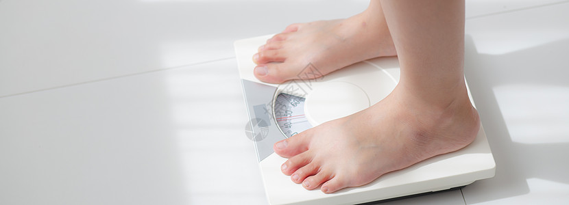 生活方式活动 女性站立测量体重秤 赤脚节食 女孩苗条减肥措施的特写脚 用于食品控制 健康护理概念 横幅网站图片