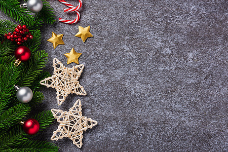 带有Xma装饰品和恒星的fir树枝石板装饰假期季节作品礼物庆典高架桌子石头图片