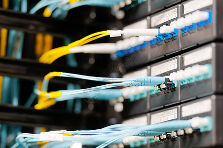 连接到服务器室面板的光缆技术互联网港口金属数据数据中心知识产权插头宽带房间图片
