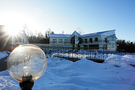 冬天Baikal旅馆附近的街道灯泡冰柱降雪金属灯笼公园雪堆灯光玻璃蓝色邮政图片