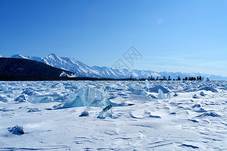 冬天在贝加尔湖岸边 白雪和冰气候天气岩石图纸裂缝游客场地旅行天空海岸图片