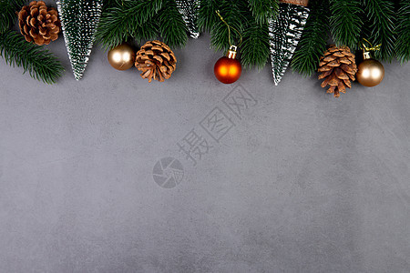 以水泥地板背景 新年和Xma或纪念日为形式的圣诞假日装饰 配有季节礼物 庆祝和复制空间 顶层观景或平地图片