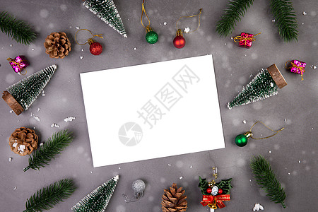 圣诞假期组合装饰和贺卡 新年和圣诞节或周年纪念日 在水泥地板背景 顶视图或平躺 复制空间上带有礼物和明信片问候语松果庆典手工配件图片