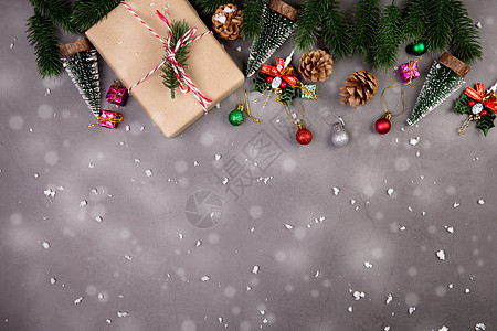 圣诞假日配有礼品盒和雪装饰 新年和Xma或纪念日 赠品以水泥地板背景在季节 顶层视图或平板外衣 复制空间标签生日松树松果假期地面图片