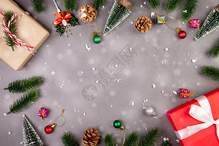 圣诞假日配有礼品盒和雪装饰 新年和Xma或纪念日 赠品以水泥地板背景在季节 顶层视图或平板外衣 复制空间礼物盒牛皮纸丝带标签作品图片