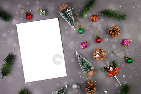 圣诞假期组合装饰和贺卡 新年和圣诞节或周年纪念日 在水泥地板背景 顶视图或平躺 复制空间上带有礼物和明信片季节装饰品配件松树问候图片
