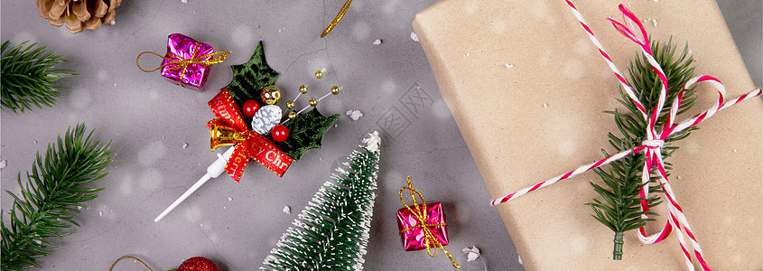 圣诞假期组成与礼品盒和雪装饰 新年和圣诞节或周年纪念与礼物在水泥地板背景上的季节 顶视图或平躺 复制空间 横幅网站锥体纪念日配件图片