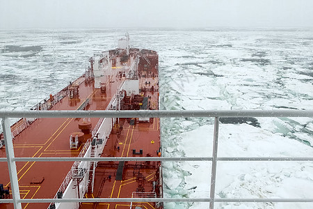北极从油轮甲板的北极风景 在北冰洋上航行公司货物地区气体海景技术科学技术天空安装转运图片