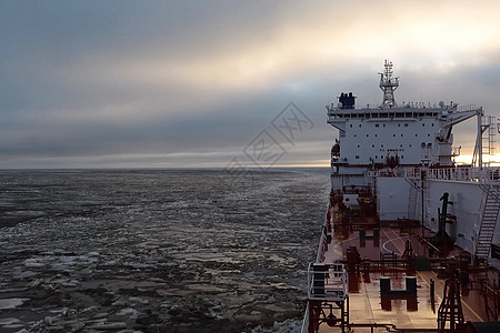 北极从油轮甲板的北极风景 在北冰洋上航行公司海洋科学技术气体经济货运公主天空服务运输图片