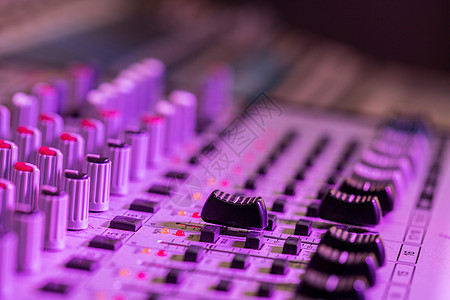 录音录音演播室搅拌器服务台 专业音乐制作节日工程师娱乐控制控制板键盘播送音板紫色操作员图片