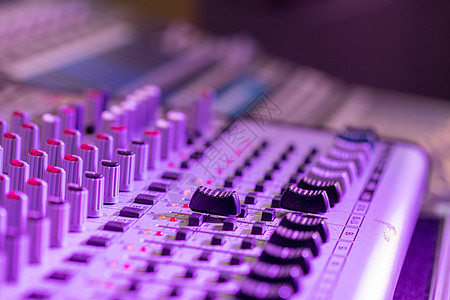 录音录音演播室搅拌器服务台 专业音乐制作纽扣作曲家控制音乐家工程师均衡器娱乐紫色体积混合器图片