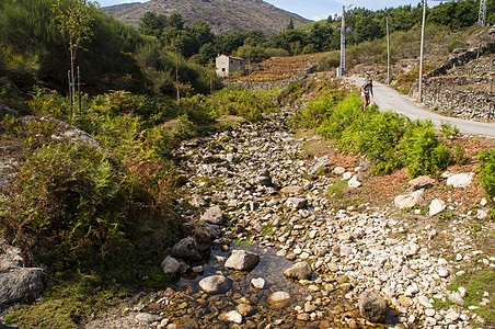 葡萄牙北部山区的干河里有干河热带爬坡历史性公园场景运输岩石天空交通地标图片