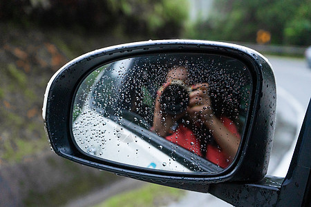 女摄影师在汽车的侧镜里拍自拍 玩得开心图片