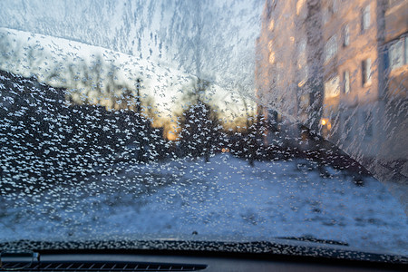 车内风挡风玻璃 里面有霜冻和雪花图片