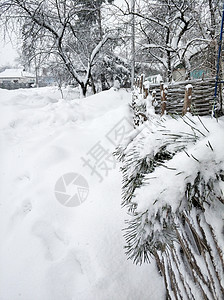 冬季风景 地球寒冷地区一个遥远的村庄 白雪覆盖了道路痕迹雪堆降雪天气森林国家房子季节农村场景图片