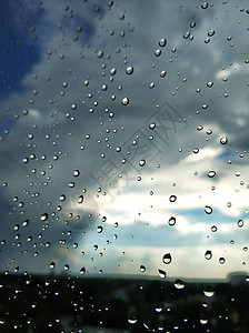 玻璃上的雨滴 阴雨天气 不开心的一天 深色皮肤波纹流动环境蒸汽风暴天空蓝色薄雾水滴气泡图片