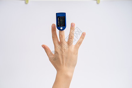 手指上的指上 白色背景 自我健康诊断设备工具考试展示速度心脏病学医院测试监控压力治疗图片