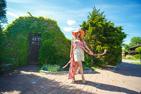 穿着夏日阳光和佩雷奥帽子的迷人女孩正在绿色公园中行走 享受阳光温暖的暑假裙子自由花园女士太阳魅力喜悦闲暇晴天草地图片