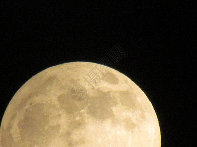 月亮在黑夜的天空上特写 通过电视摄影机拍摄辉光陨石亮度望远镜宇宙天文月光满月月球黑色图片