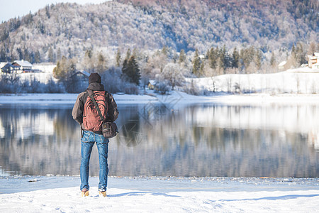 户外冒险 高加索男子站在湖岸 享受风景 美丽的冬季风景 奥地利 笑声公园荒野热身生存环境青少年顶峰男人森林牛仔裤图片