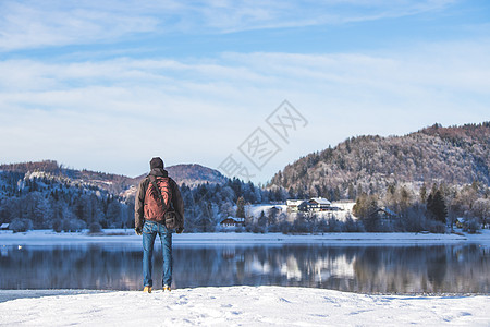 户外冒险 高加索男子站在湖岸 享受风景 美丽的冬季风景 奥地利 笑声生存环境顶峰公园闲暇热身青少年男性远足者情绪图片