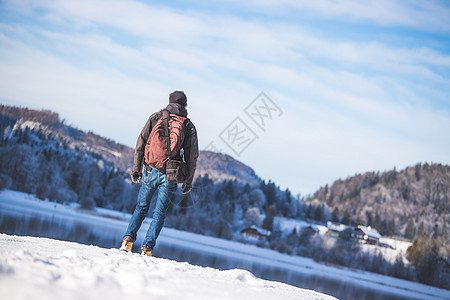 户外冒险 高加索男子站在湖岸 享受风景 美丽的冬季风景 奥地利 笑声生存森林男性旅游观光热身男人饮料景观公园图片