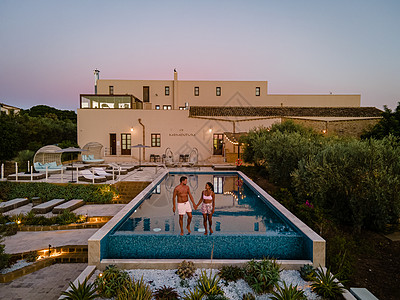 在意大利西西西里岛Selinunte酒田的豪华度假胜地 在葡萄园的无穷池塘中观红田生活游泳水池蓝天精品天堂泳池日光幸福奢华图片