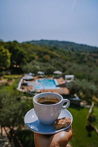 意大利有游泳池的豪华乡村住宅 在意大利豪华别墅度假的情侣们假期夫妻咖啡酒店游泳衣房地产咖啡厅财富奢华游泳背景图片