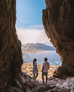 一对夫妇男女年中到圣海滩游览天蓝色环境蜜月海景情调蓝晶海滩维托游客夫妻图片