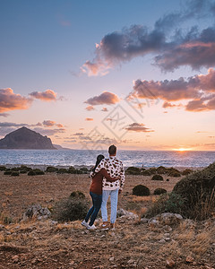 一对夫妇男女年中到圣海滩游览天蓝色天堂悬崖环境山脉远足女士全景假期海岸图片