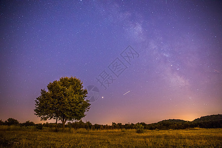 夜晚和星星 风景 夜里清银 孤单的田地和树夜空系统照片物理宇宙星光流星孤独天文学行星图片