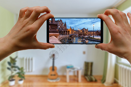 使用手机从西班牙的Seville上线旅行 在屏幕上登上Espana广场照片游客交易网站广场网络网页假期兴趣社会图片