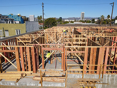 木匠设计的一座新建筑的空中景象工人工匠工作高度骨骼锤子家装建造承包商装修图片