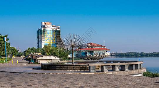 乌克兰Dnipro银行的Parus旅馆天空长廊酒店长椅码头支撑公园晴天旅行全景图片