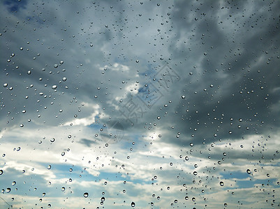 玻璃上的雨滴 阴雨天气 不开心的一天 深色皮肤水滴下雨水分波纹蓝色风暴宏观天空流动薄雾图片