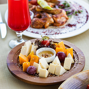 木板上配有酱汁的干酪家庭烹饪食物美食派对饮料午餐庆典食谱团体图片