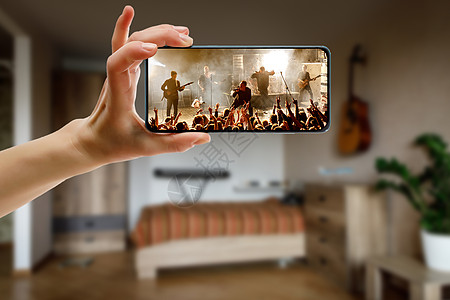 用智能手机在家看网上音乐会 现场直播音乐视频团体播送电视电影歌手溪流屏幕停留娱乐记录图片