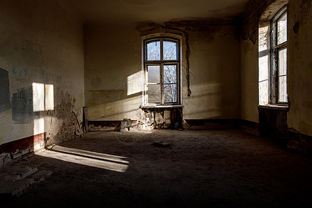 清空的被摧毁的房间 在旧宫殿压抑古董戏剧建筑房子苦恼戏剧性椅子阴影风景图片